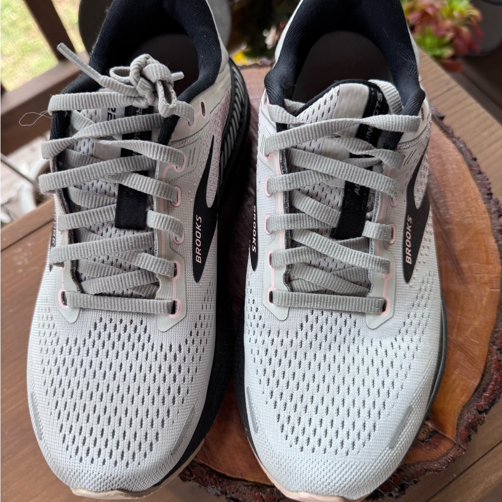 Brooks Adrenaline GTS 22 women's Running Shoes - Light Gray with Black Accents 7 - Picture 2 of 10